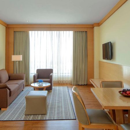 Radisson Blu Hotel New Delhi Dwarka Exterior foto A living room at the Park