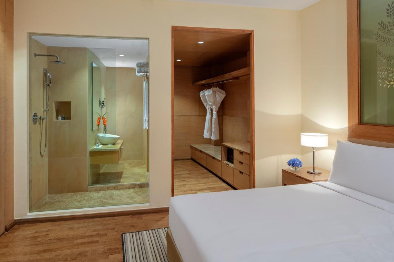 Radisson Blu Hotel New Delhi Dwarka Exterior foto A bathroom in a hotel room