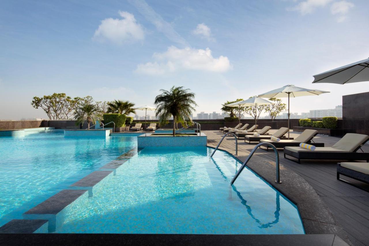 Radisson Blu Hotel New Delhi Dwarka Exterior foto The swimming pool at the hotel