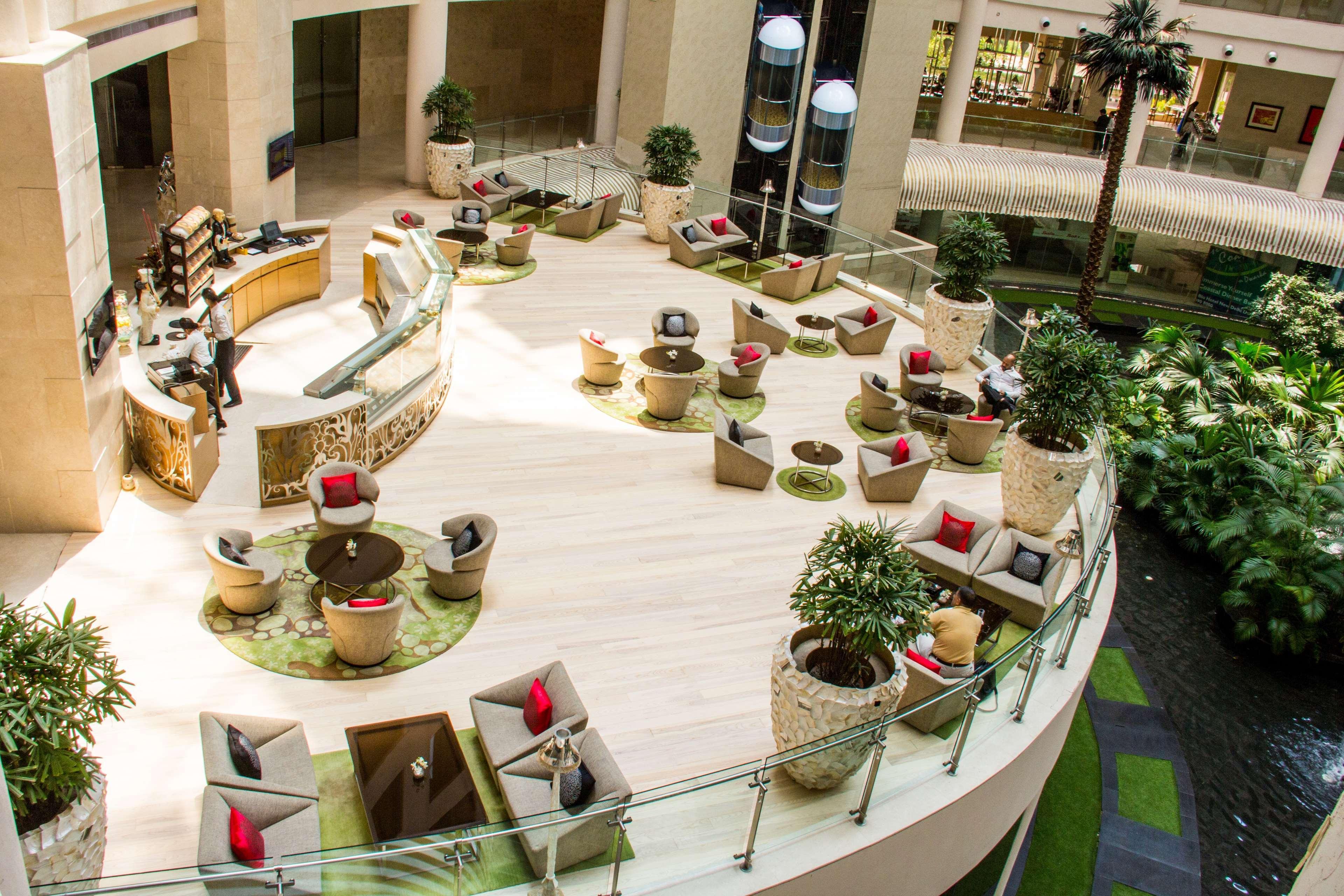 Radisson Blu Hotel New Delhi Dwarka Exterior foto The lobby of the hotel