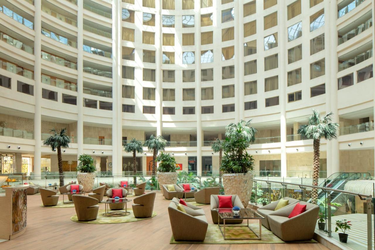 Radisson Blu Hotel New Delhi Dwarka Exterior foto The lobby of the hotel