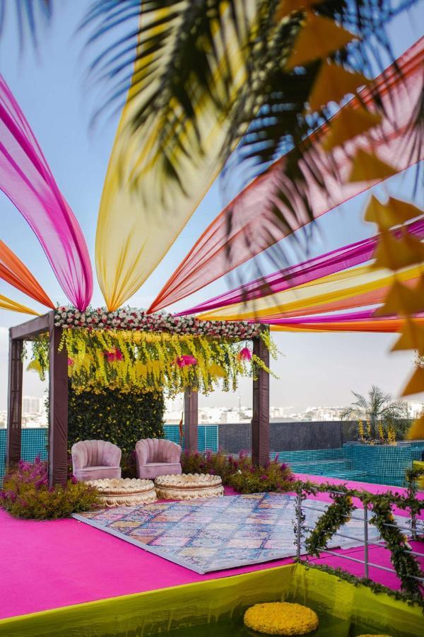 Radisson Blu Hotel New Delhi Dwarka Exterior foto A mandap decorated with colourful fabrics