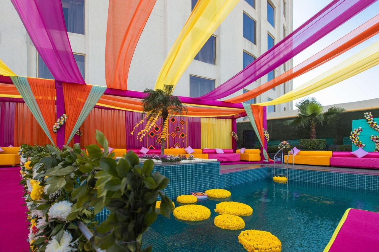 Radisson Blu Hotel New Delhi Dwarka Exterior foto A poolside wedding in India