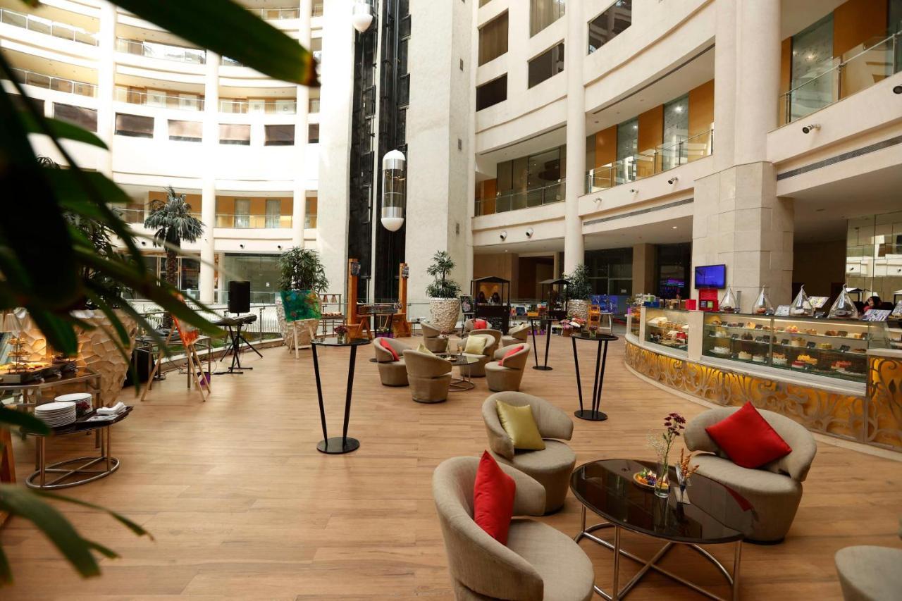 Radisson Blu Hotel New Delhi Dwarka Exterior foto The lobby of the hotel