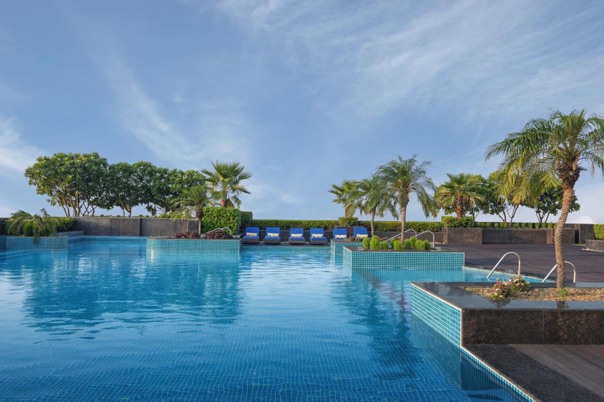 Radisson Blu Hotel New Delhi Dwarka Exterior foto The swimming pool at the hotel