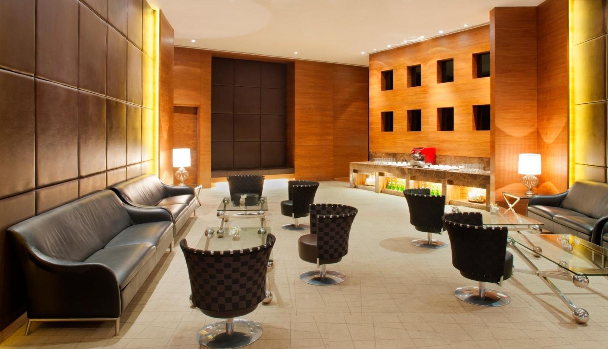 Radisson Blu Hotel New Delhi Dwarka Exterior foto The lounge at the airport